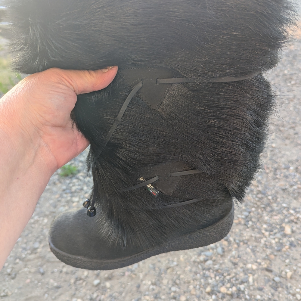 Black Winter Boots with Modern Silhouette and Rubber Outsole